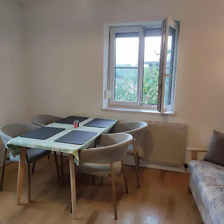 Hébergement de vacances Haus Rooming With Terrace & Tiled Stove
