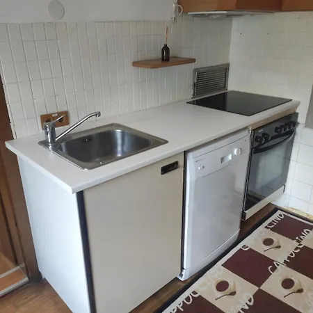 Hébergement de vacances Haus Rooming With Terrace & Tiled Stove
